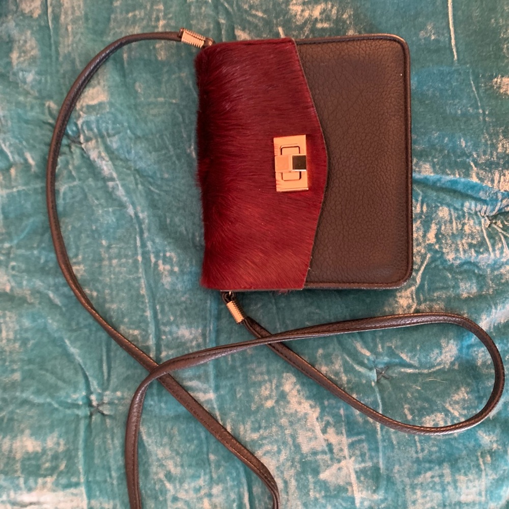 Street level cross body bag maroon fur/gold detail